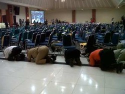  Simulasi Gempa, Ratusan Orang Mengumpet di Kolong Kursi