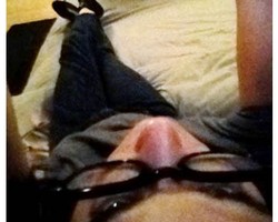 Kembali Ngetweet, Demi Moore Pamer Foto Tiduran di Kasur