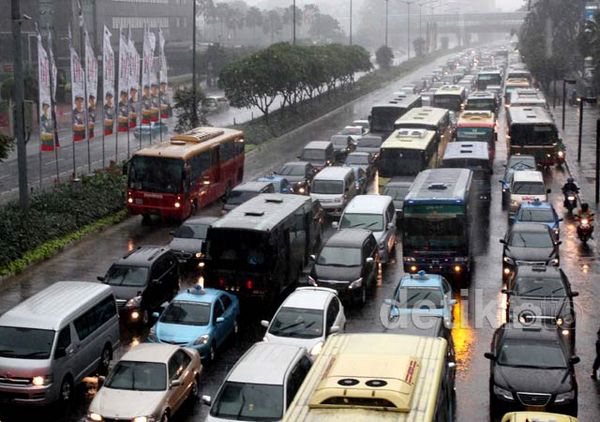 Dihajar Hujan Sebentar, Thamrin Makin Padat