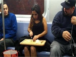 Wanita Cantik Ini Sibuk Mencincang Bawang Di Atas Kereta!