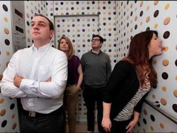 Nyam..nyam Cookie Enak di Wallpaper Dinding Lift!