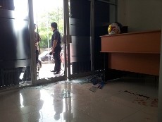 3 Pria Kulit Hitam Bentrok dengan Satpam Tangerang City, Satu Luka Parah