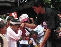 Citra Turun Akibat Geng Motor, Bikers Semarang Bagi-bagi Nasi Bungkus 