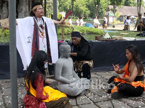 Peringatan Hari Pusaka Dunia 2012 di Borobudur