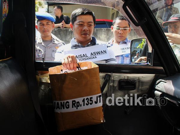 Rekontruksi Kasus Suap PON di Riau