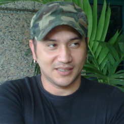 Gary Iskak Kembali Jadi Banci di Pocong Kuntilanak Roxy