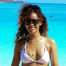 Rihanna Unggah Foto Topless-nya di Facebook