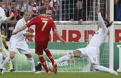 Pada laga yang dihelat di Allianz Arena, Rabu (18/4/2012) dinihari WIB, Bayern unggul 1-0 di babak pertama lewat gol Franck Ribery. REUTERS/Kai Pfaffenbach.