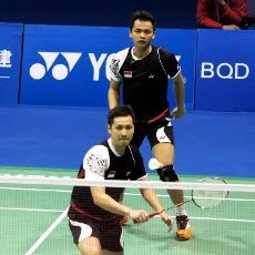 Simon Mundur, Dua Ganda Putra Lolos