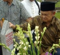 Usai Sudomo Dimakamkan, Habibie ke Makam Ainun