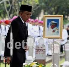 Kena Stroke, Istri Pertama Sudomo Tak Hadiri Pemakaman