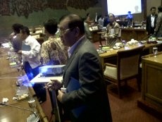 Duh, Anggota DPR Merokok di Ruang Rapat Komisi 
