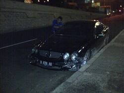  Hilang Kendali, Mobil Mercy Tabrak Pembatas Jalan di Blok M