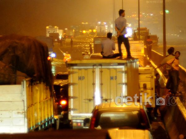 Tol BSD Banjir, 6 Jam yang Melelahkan