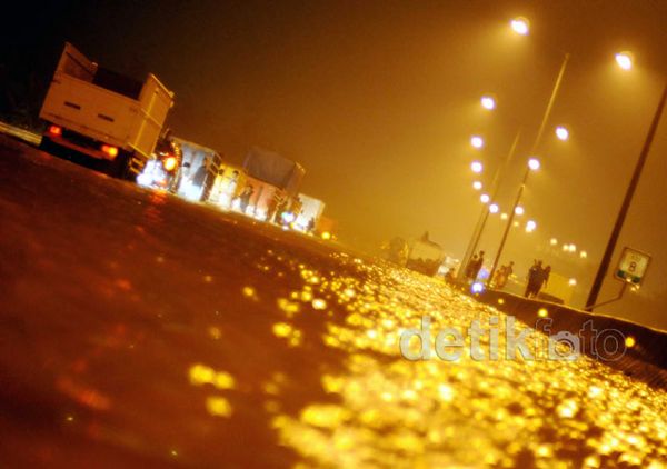 Jalan Tol Dihantam Banjir, Jakarta-BSD Lumpuh