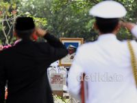 Mantan Pangkopkamtib Sudomo Dimakamkan