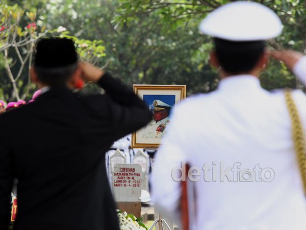 Mantan Pangkopkamtib Sudomo Dimakamkan