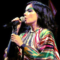 Pita Suara Bintilan, Bjork Batal Konser di Argentina