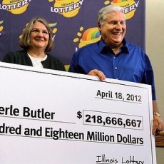 Sepasang Kakek Nenek ini Menang Lotere Rp 1,1 Triliun