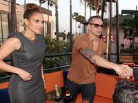 J-Lo Hang Out Bareng Brondongnya