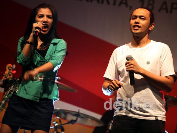 Vanya feat Irang Main di Panggung Kecil