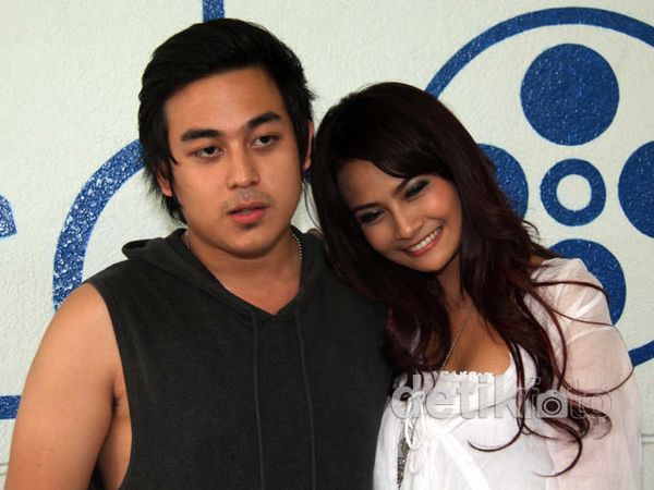 Vanessa Angel & Sang Kekasih Pamer Kemesraan