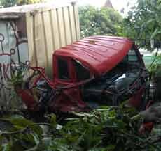 Kontainer Tabrak Truk dan Rumah Hingga Nyungsep