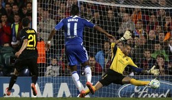 Drogba menaklukan Victor Valdes di menit-menit akhir babak pertama. REUTERS/Eddie Keogh.