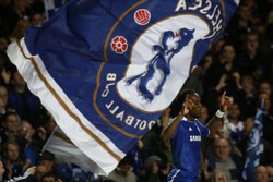 Didier Drogba merayakan gol yang memenangan Chelsea atas sang juara bertahan. REUTERS/Albert Gea.