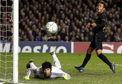 Barca sebenarnya mendominasi pertandingan dan mendapatkan sejumlah peluang namun berhasil dihalau Petr Cech. REUTERS/Albert Gea.
