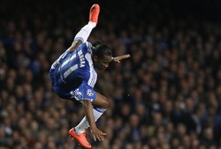 Didier Drogba melayang di udara. REUTERS/Albert Gea.