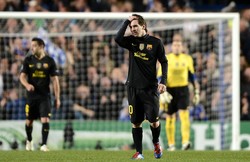 Lionel Messi menjadi penyebab gol yang dibuat Drogba, setelah sebelumnya bola yang dikuasainya berhasil dicuri pemain Chelsea. REUTERS/Dylan Martinez.