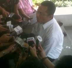 Dahlan Iskan Lesehan di Lantai Kantor Presiden