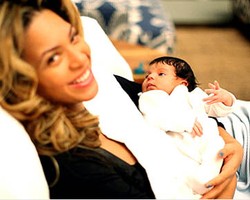 5 Variasi Gaya Menggendong Ala Beyonce