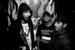 Besok Bubar, Trio Grunge Ugal-ugalan Ibukota