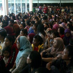 Antre Tiket Super Junior, Tiga Penggemar Pingsan