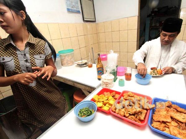 Giliran Cawagub Nono Sampono Makan di Warteg