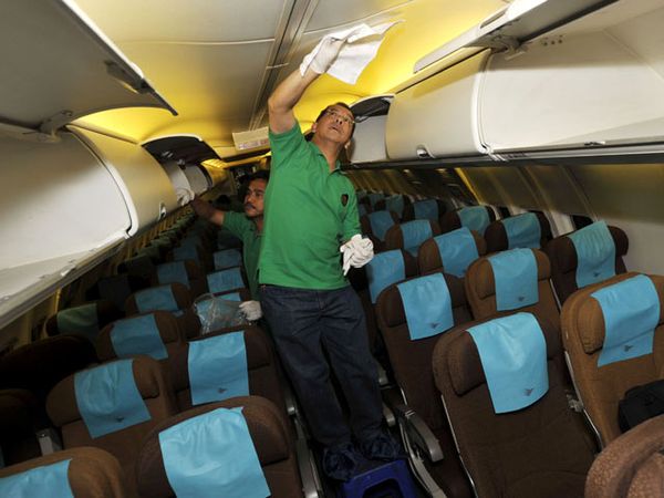Bos Garuda Bersih-bersih Kabin Pesawat