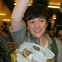 Tiba di Jakarta, Greyson Chance Tebar Senyum Manis