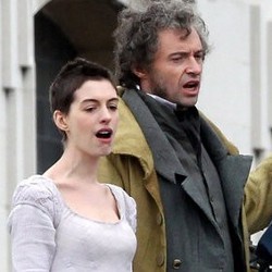 Ini Dia Tubuh Kurus & Rambut Cepak Anne Hathaway di Les Miserables