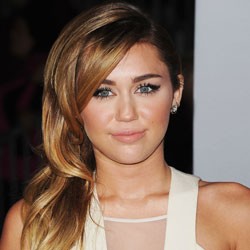 Jari Masuk Blender, Miley Cyrus Dilarikan ke Rumah Sakit