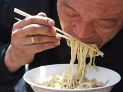 Yuk, Belajar Etiket Memakai Sumpit! (2)