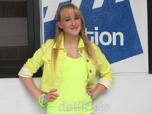 Camryn Siap Buka Konser Greyson Chance