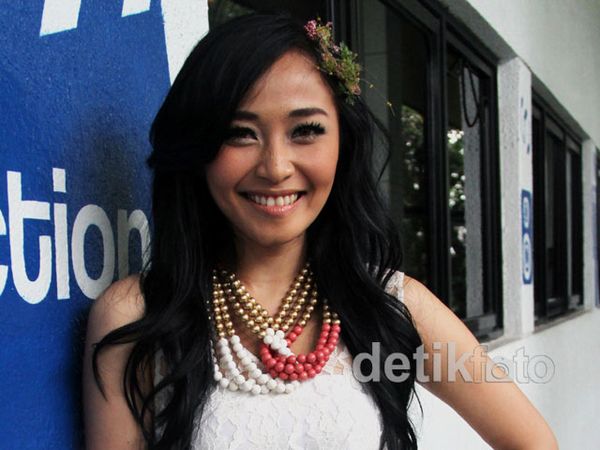 Senyum Manis Rini Idol