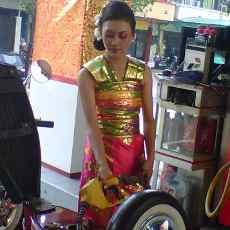 Sambut Perayaan Kartini, Petugas SPBU Pakai Kebaya Bali