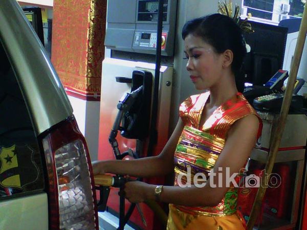 Kartini Day, Petugas SPBU Berbusana Daerah