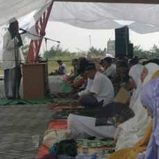 Berharap Ganti Rugi Dibayar, Warga Lumpur Lapindo Salat Jumat di Atas Tanggul