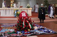 Bunga, syal klub, sepatu bola, dan poster-poster bertuliskan perpisahan bertaburan di luar gereja tempat Morosini disemayamkan, yang terletak di kawasan Monterosso, distrik Bergamo, tempat almarhum lahir dan besar. REUTERS/ANSA/Pool.
