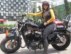 Tetap Cantik Meski Naik Harley