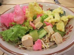 Jajan Asinan Betawi di Gerobak Mpok Yenni